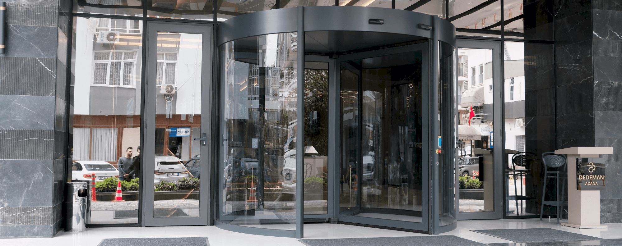 Otel ve Kurumsal Yapılarda Geçiş Konforu: Fotoselli ve Döner Kapılar